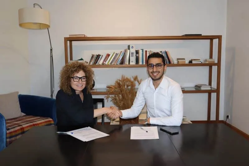 Signature du partenariat entre Pip Pip Yalah et Assur’Wi : poignée de main entre les deux dirigeants autour d’une table