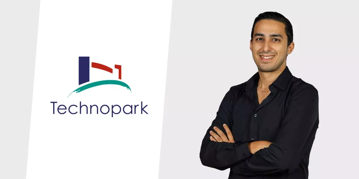 Hicham Zouaoui, CEO de Pip Pip Yalah, bras croisés, à côté du logo du Technopark de Casablanca