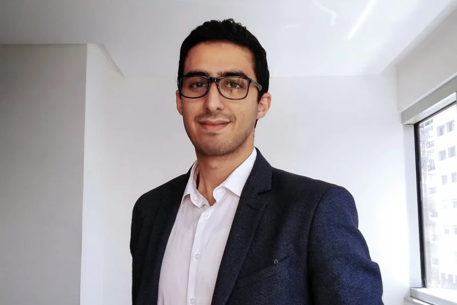 Portrait d’Hicham Zouaoui, cofondateur et PDG de Pip Pip Yalah, en veste sombre et chemise blanche